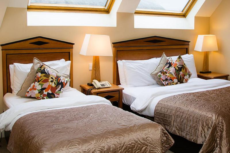 Deluxe Double or Twin Room image 2