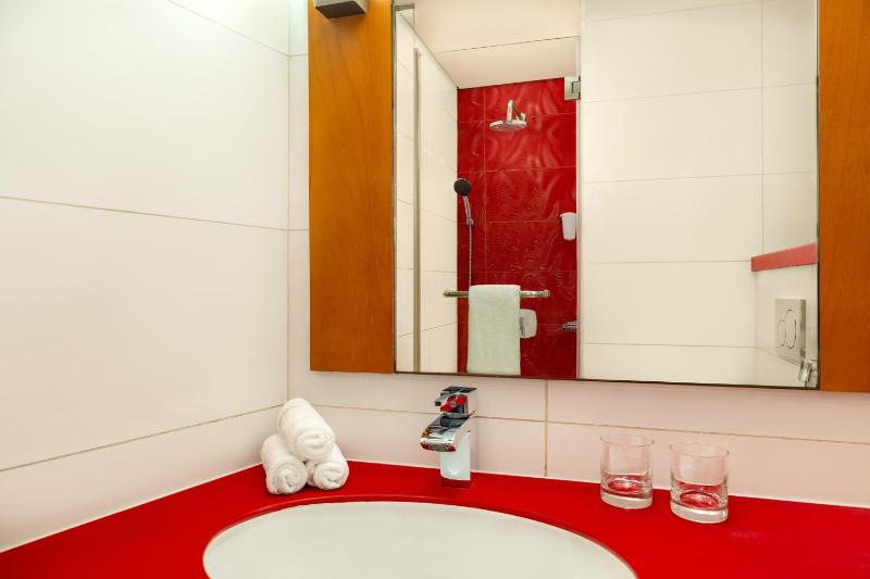 Standard Twin Room image 2