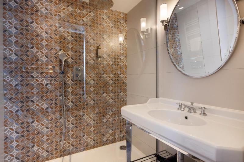 Classic Double Room image 4