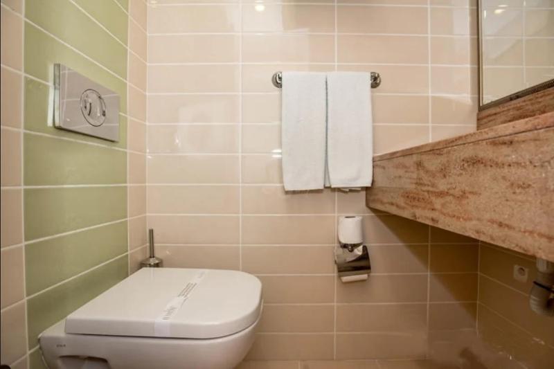 Single Room with Sea View image 4