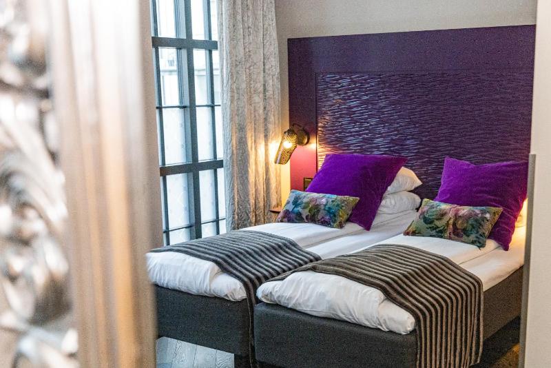 Standard Twin Room image 1