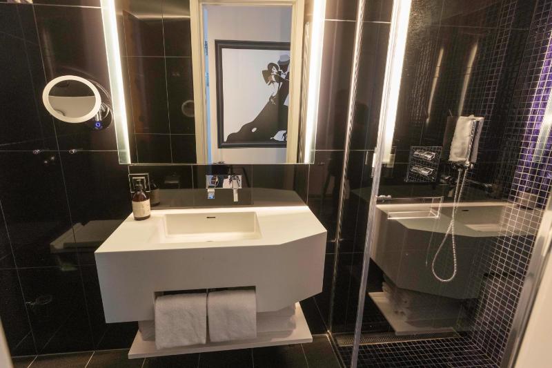 Standard Twin Room image 3