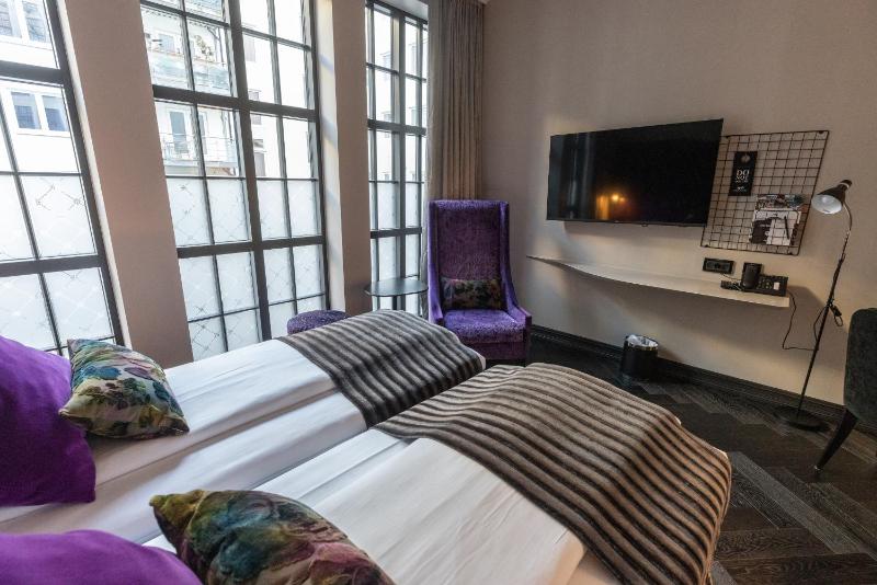 Standard Twin Room image 4