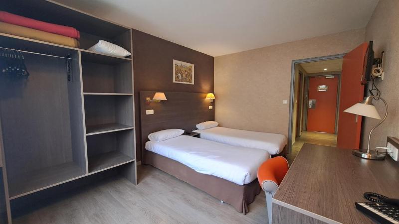 Twin Room image 4