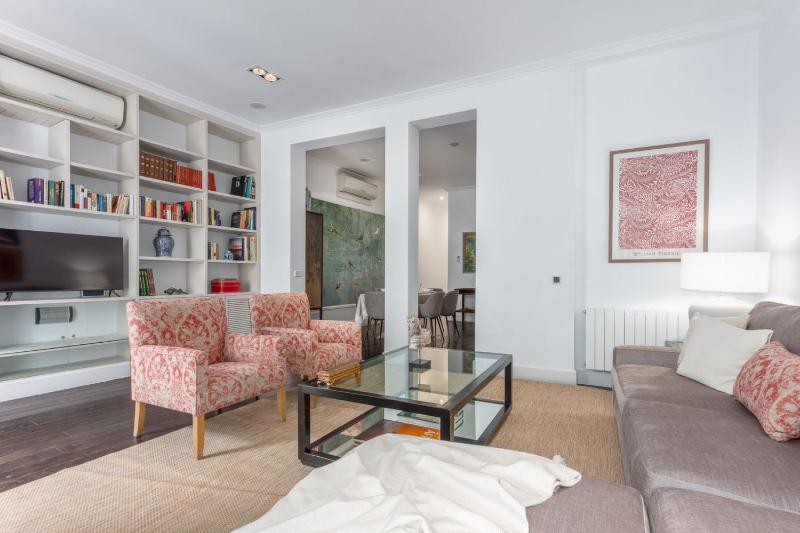 Elegant Spacious Apartment for 4 High Ceilings Natural Light Madrid - image 1