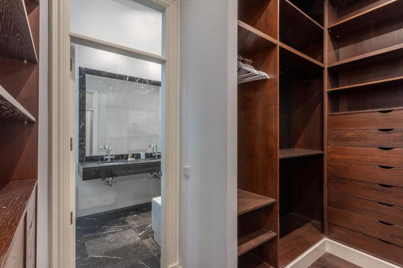 Elegant Spacious Apartment for 4 High Ceilings Natural Light Madrid - image 4
