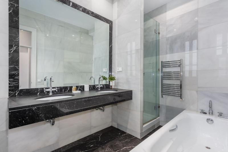 Elegant Spacious Apartment for 4 High Ceilings Natural Light Madrid - image 2