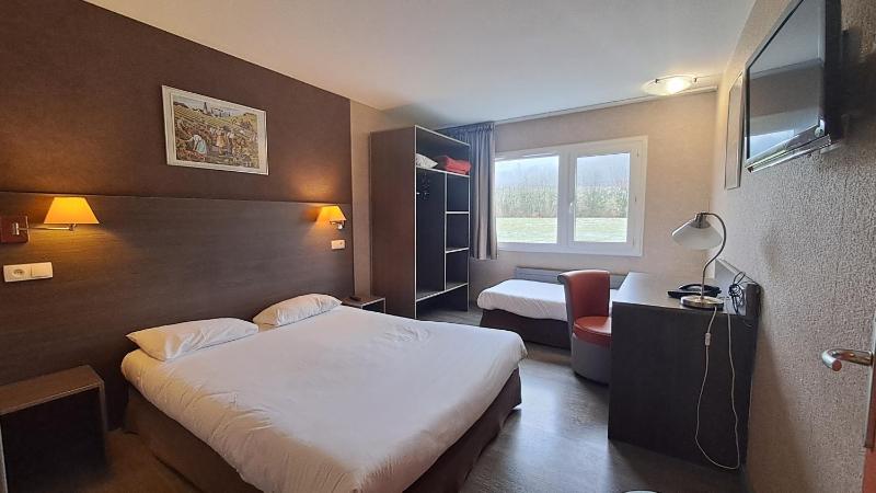 Standard Triple Room image 4