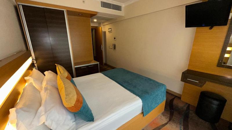 Double Room with City View image 3