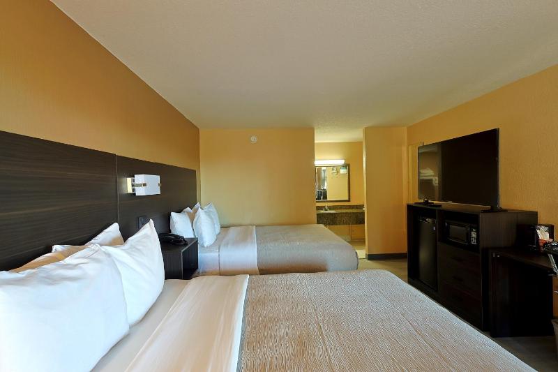Queen Room with Two Queen Beds - Non-Smoking image 3