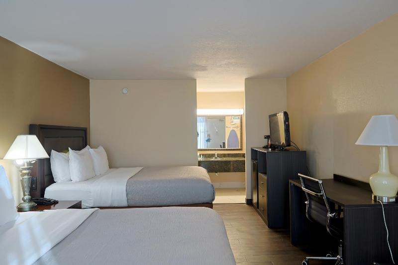 Queen Room with Two Queen Beds image 3