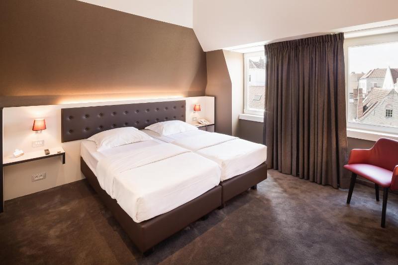 Double or Twin Room with City View image 4