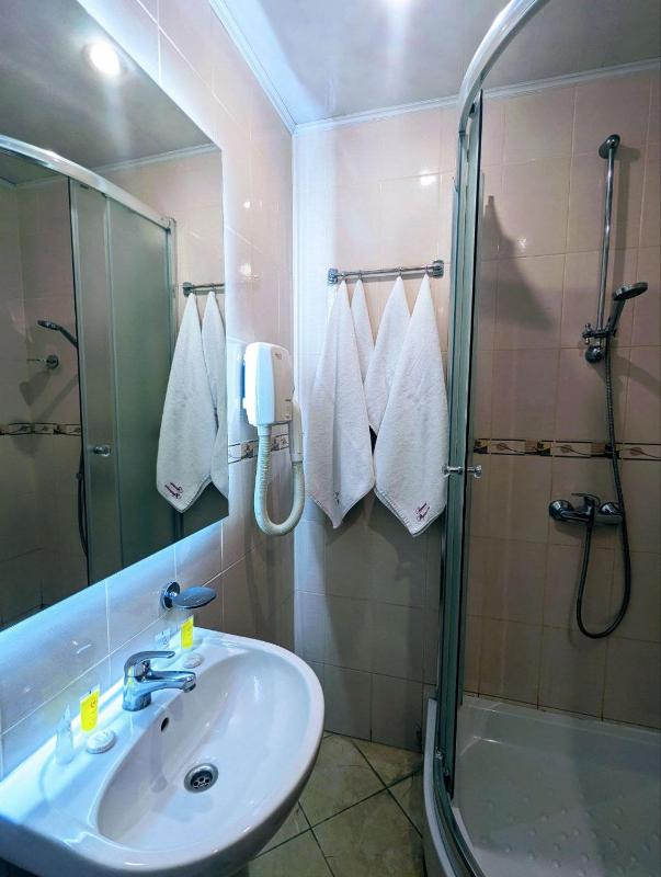 Twin Room with City View image 2
