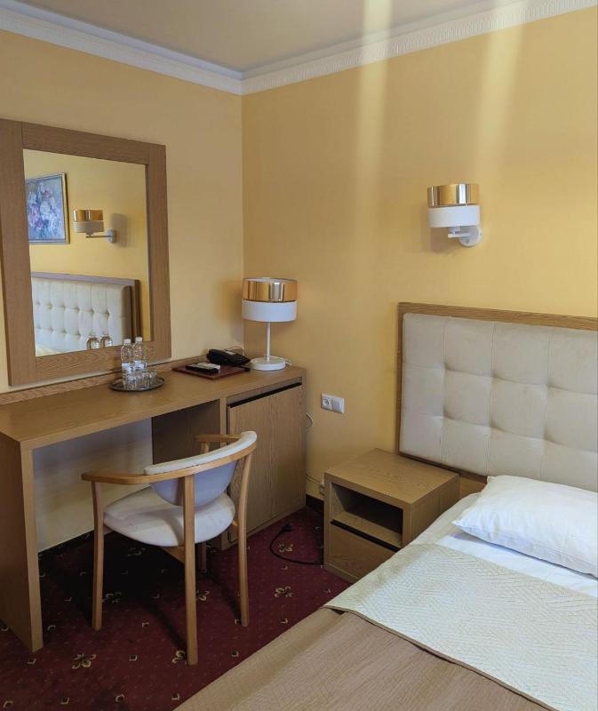 Single Room with Lake View image 3