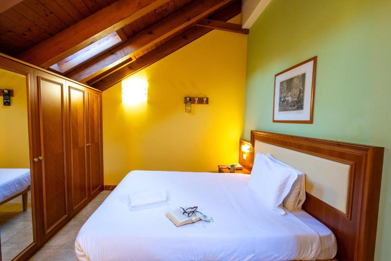 Attic Single Room with Queen bed image 1