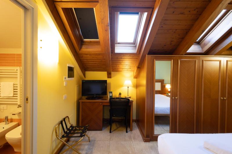 Attic Single Room with Queen bed image 4
