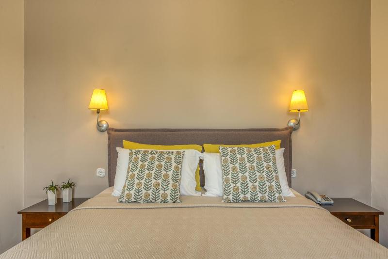 Queen Room with Balcony image 2