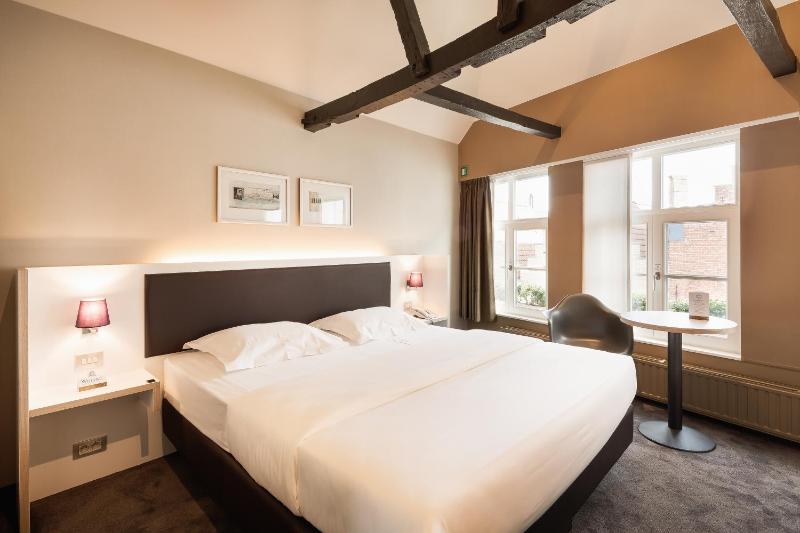Small Double Room with City View image 1