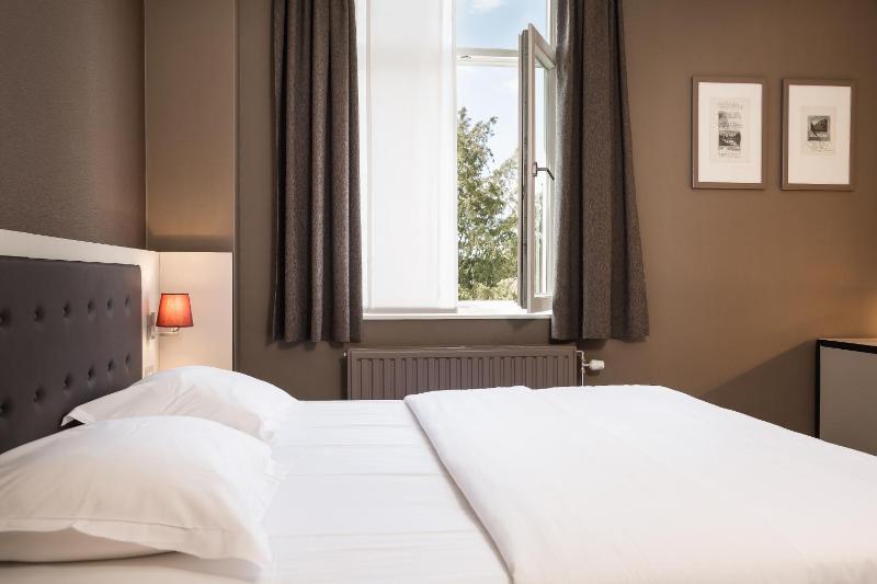 Small Double Room with City View image 3