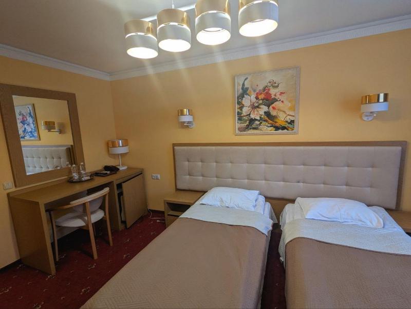 Twin Room with City View image 4