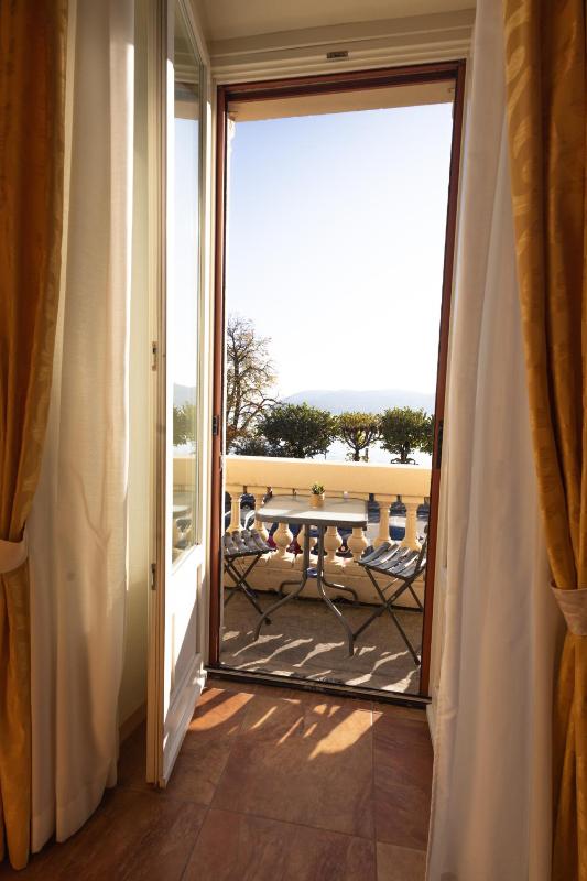 Deluxe Double or Twin Room with Lake View image 4