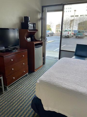 Queen Room - Non-Smoking image 1