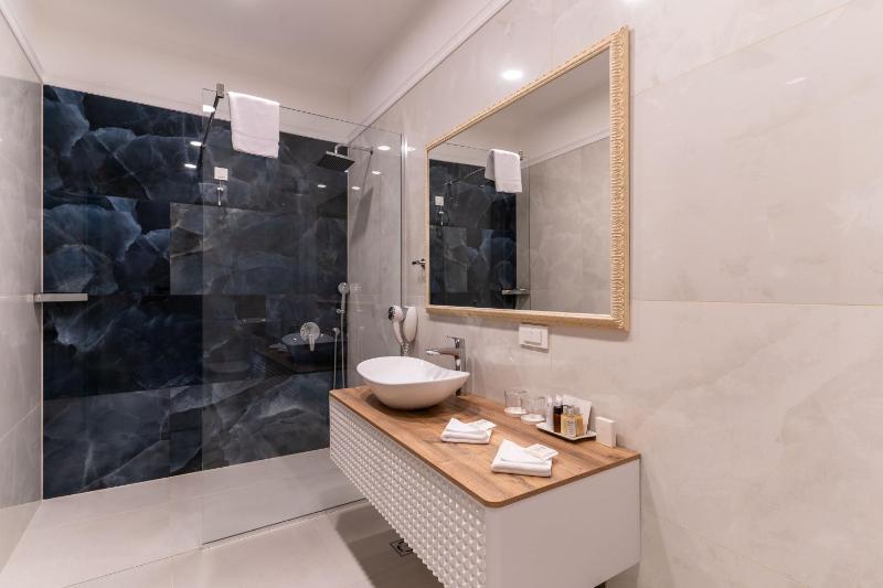 Deluxe Suite image 2