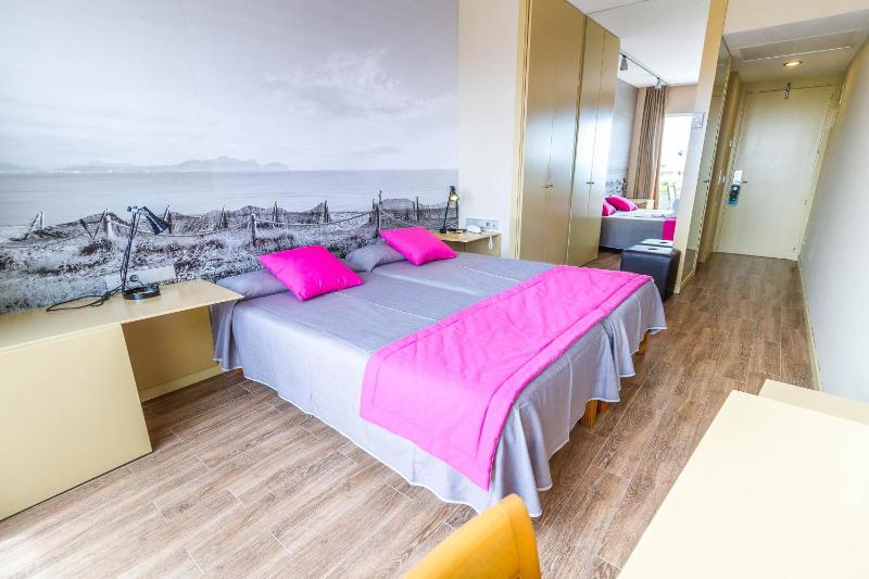 Twin Room image 3