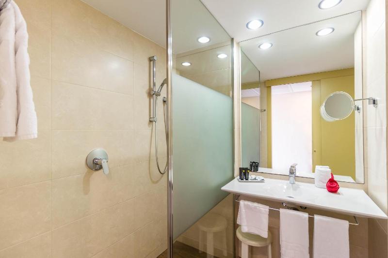 Twin Room image 4