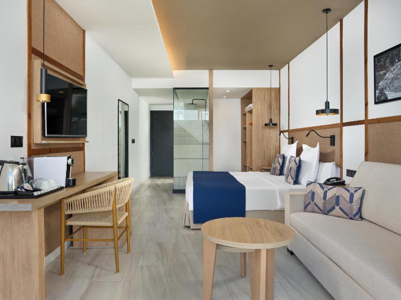 Junior Suite with Sea View (2 Adults) image 3