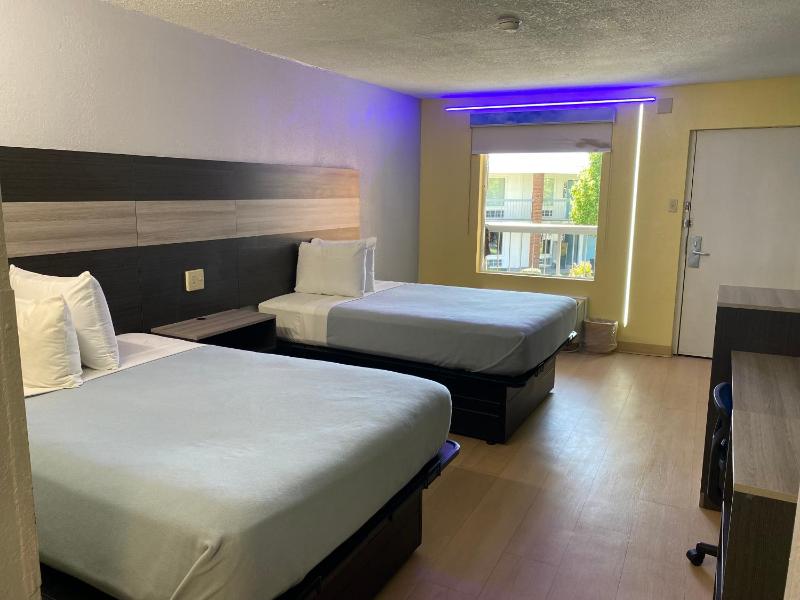 Double Room with Two Double Beds - Non-Smoking image 4