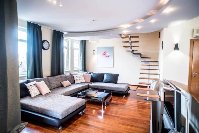 4-room home with AirCon and balcony free parking - image 1