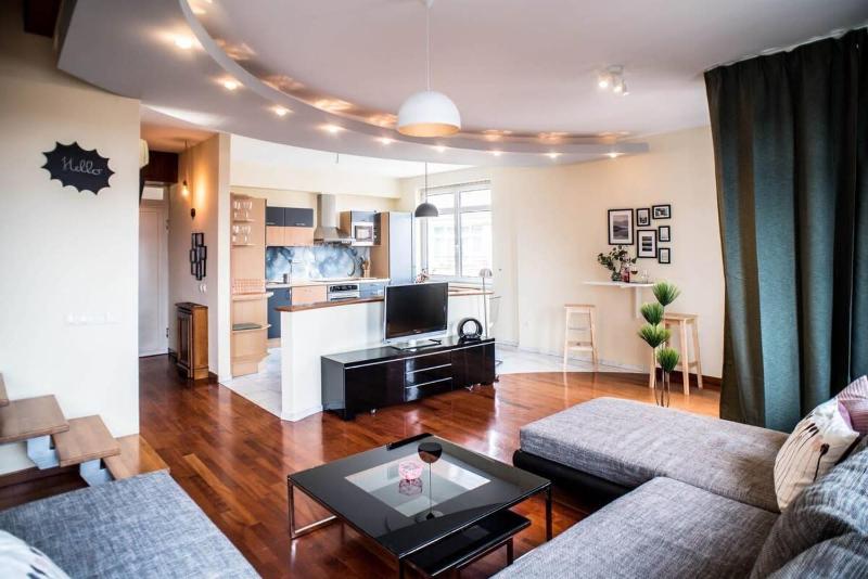 4-room home with AirCon and balcony free parking - image 4