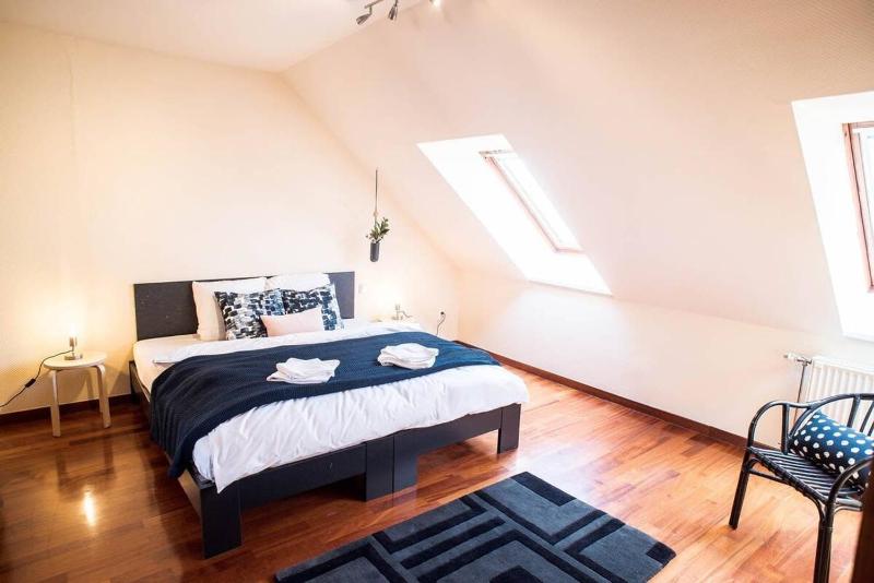 4-room home with AirCon and balcony free parking - image 2