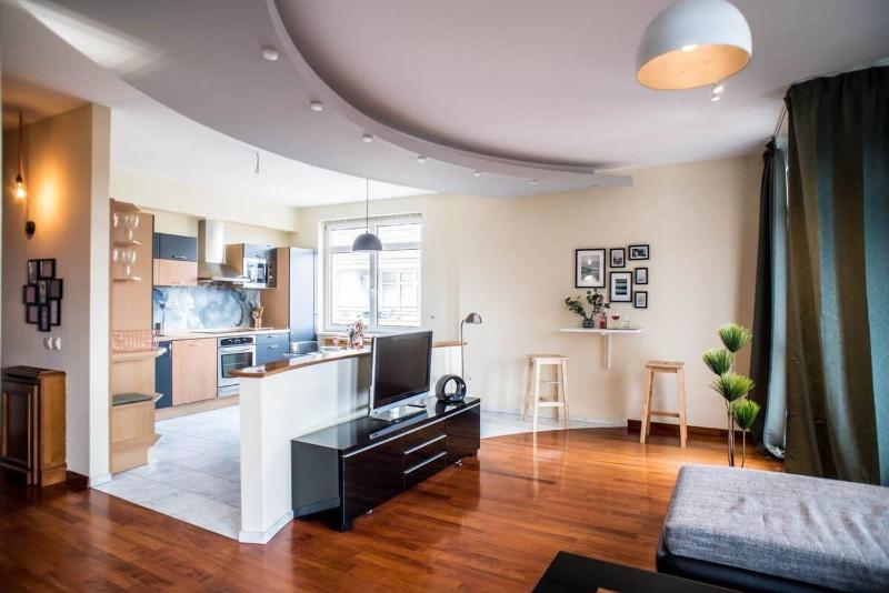 4-room home with AirCon and balcony free parking - image 9