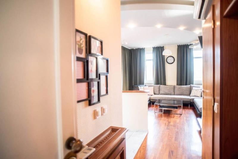 4-room home with AirCon and balcony free parking - image 8