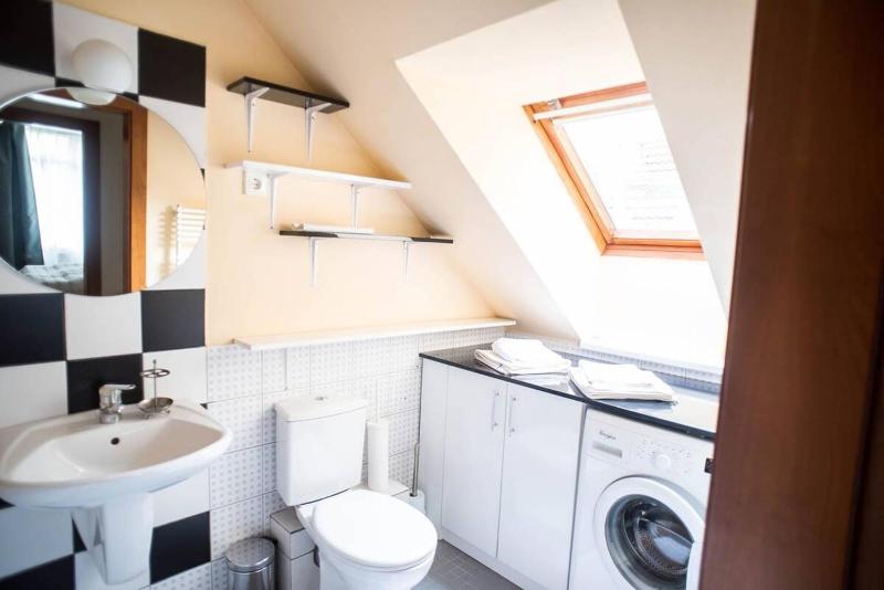 4-room home with AirCon and balcony free parking - image 15
