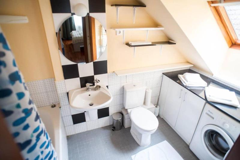 4-room home with AirCon and balcony free parking - image 13