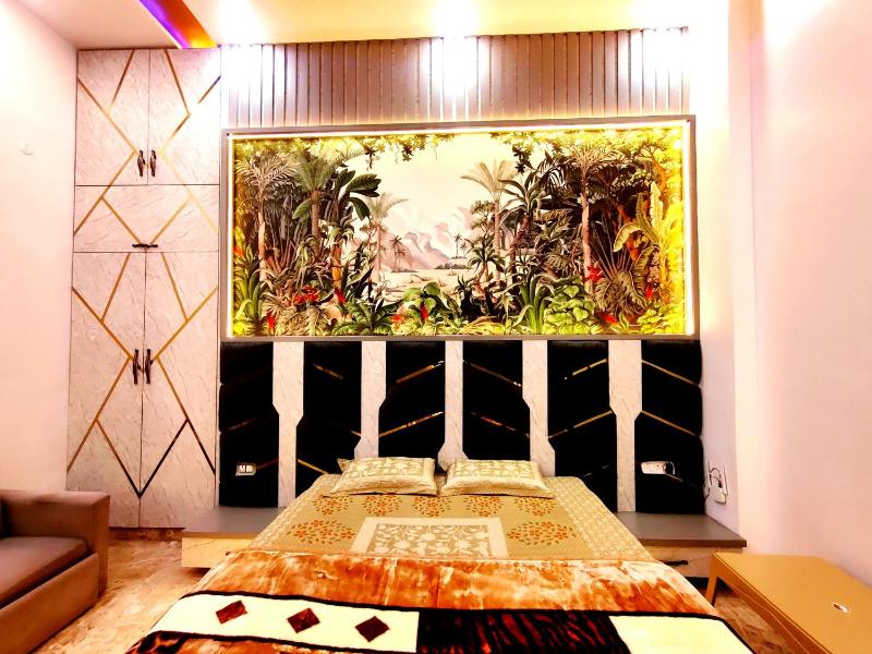 Premium Homestay Near Banke Bihari Ji with Power Backup-Free WiFi-Washing Machine in 1BHK - No Parking - image 9