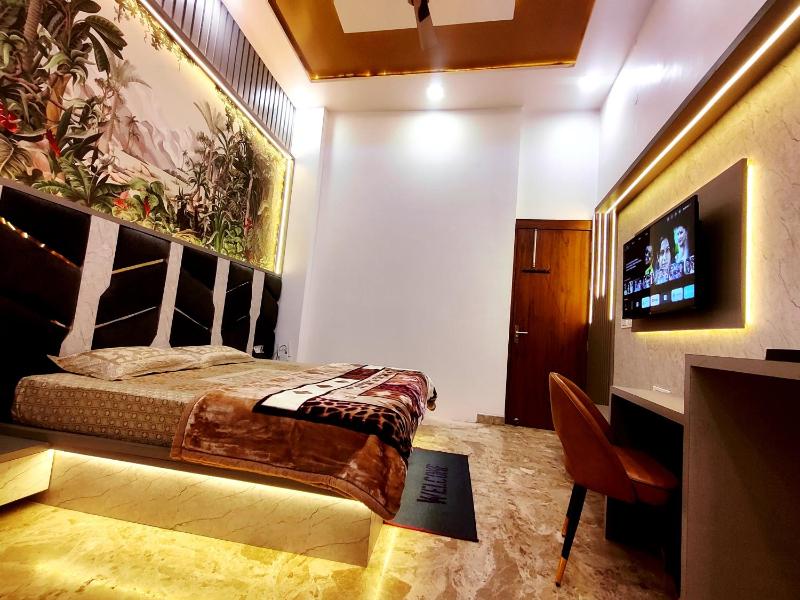 Premium Homestay Near Banke Bihari Ji with Power Backup-Free WiFi-Washing Machine in 1BHK - No Parking - image 6