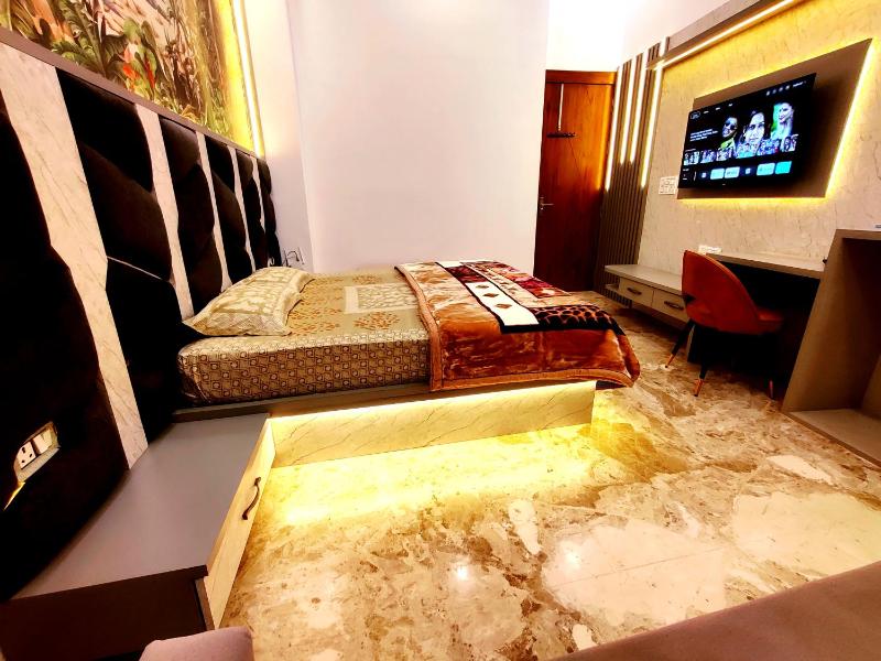 Premium Homestay Near Banke Bihari Ji with Power Backup-Free WiFi-Washing Machine in 1BHK - No Parking - image 8