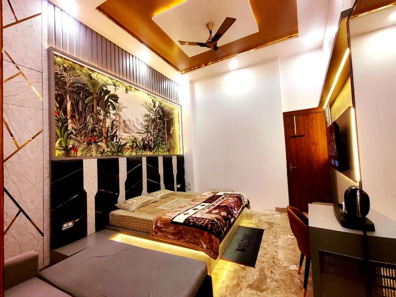Premium Homestay Near Banke Bihari Ji with Power Backup-Free WiFi-Washing Machine in 1BHK - No Parking - image 7
