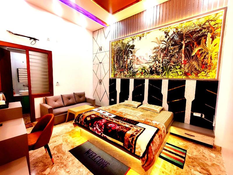 Premium Homestay Near Banke Bihari Ji with Power Backup-Free WiFi-Washing Machine in 1BHK - No Parking - image 5