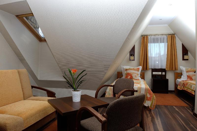 Twin Room (1 Adult) image 1