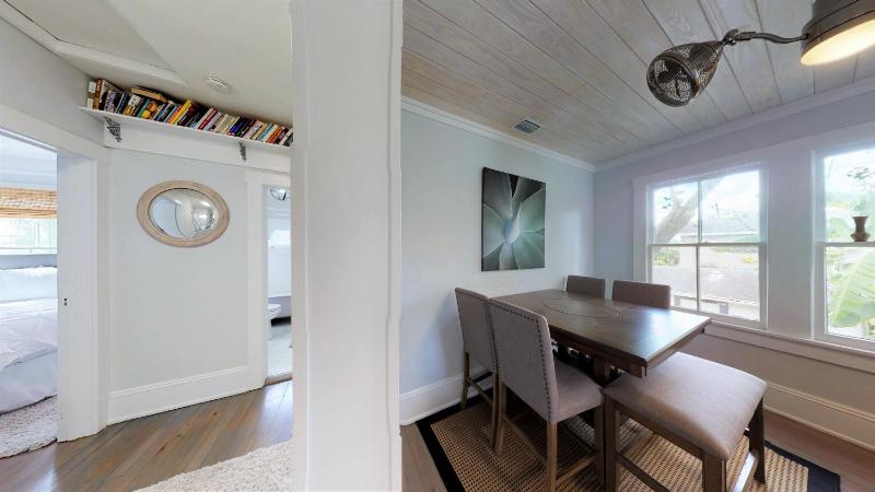 Renovated Lemon Guesthouse 4 KING Bedrooms Downtown Half Mile Stroll- Beach Only 3 Miles - image 19