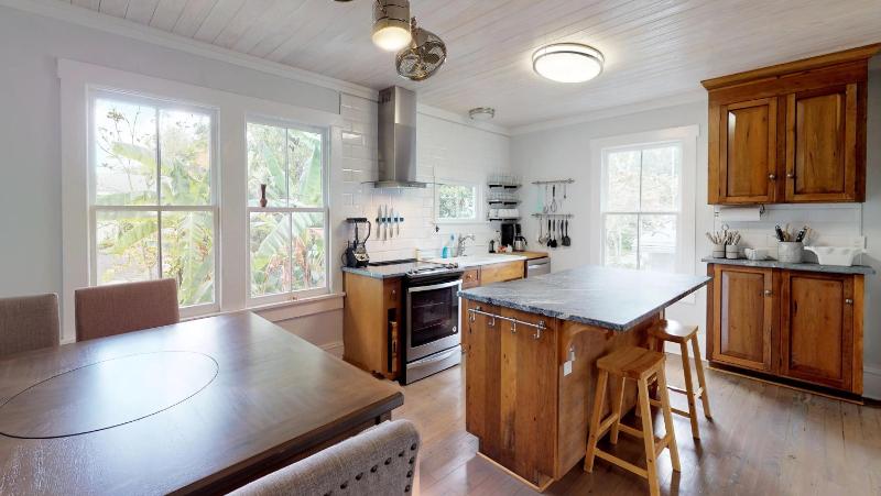 Renovated Lemon Guesthouse 4 KING Bedrooms Downtown Half Mile Stroll- Beach Only 3 Miles - image 25