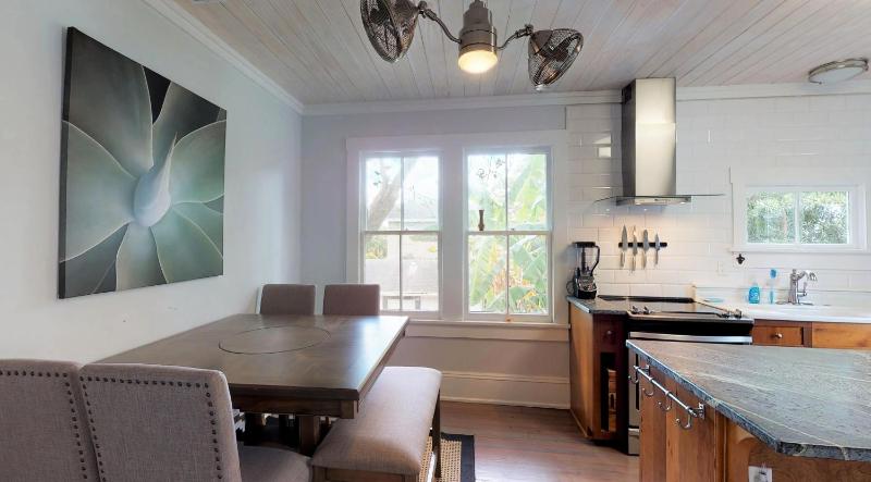 Renovated Lemon Guesthouse 4 KING Bedrooms Downtown Half Mile Stroll- Beach Only 3 Miles - image 47