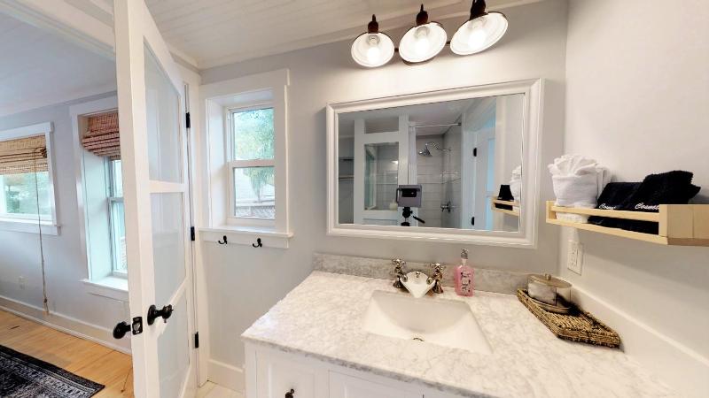 Renovated Lemon Guesthouse 4 KING Bedrooms Downtown Half Mile Stroll- Beach Only 3 Miles - image 50