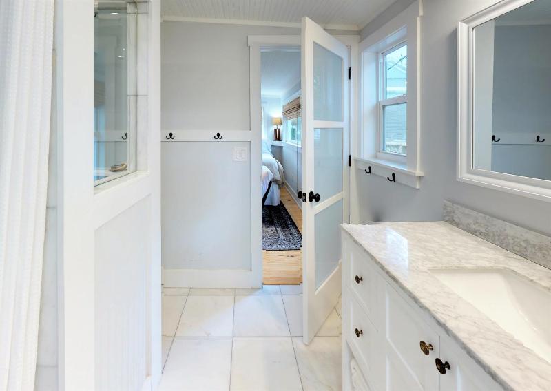 Renovated Lemon Guesthouse 4 KING Bedrooms Downtown Half Mile Stroll- Beach Only 3 Miles - image 39