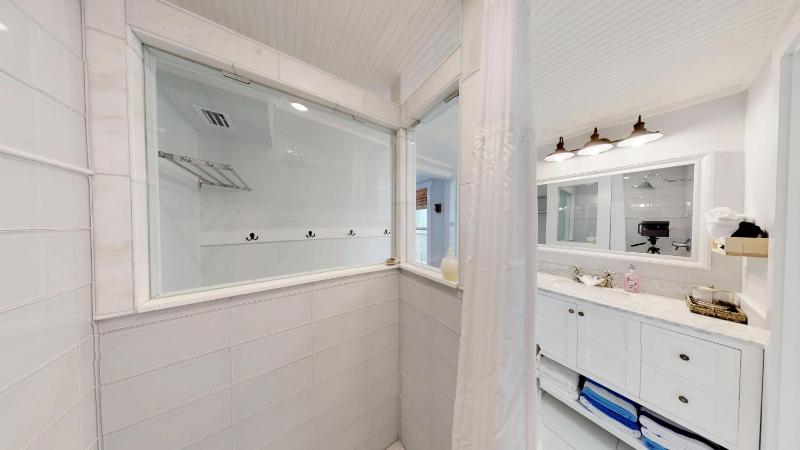 Renovated Lemon Guesthouse 4 KING Bedrooms Downtown Half Mile Stroll- Beach Only 3 Miles - image 26